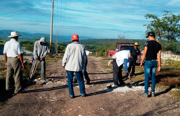 Realizan mantenimiento de camino