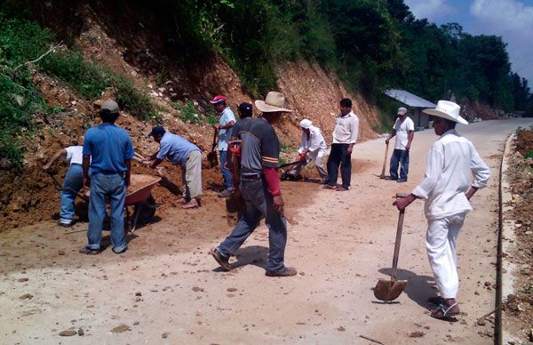 Trabajan en caminos afectados por lluvias en Cuetzalan