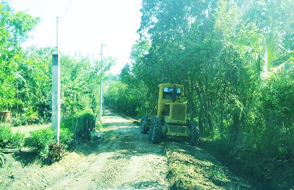 Logra Antorcha engravado de camino para comunidades de Tantoyuca