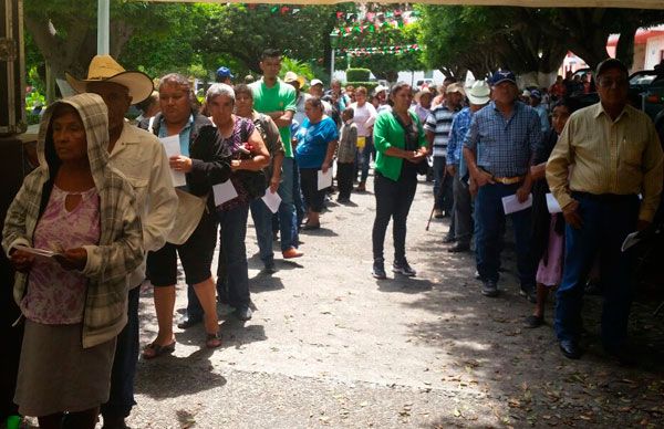 Benefician 300 agricultores  con seguro catastrófico