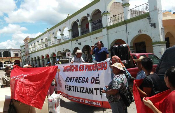 Entregan fertilizante en Santiago Ixcuintla 