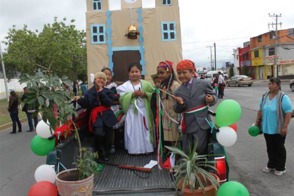 Participan escuelas antorchistas en 205 aniversario de la Independencia