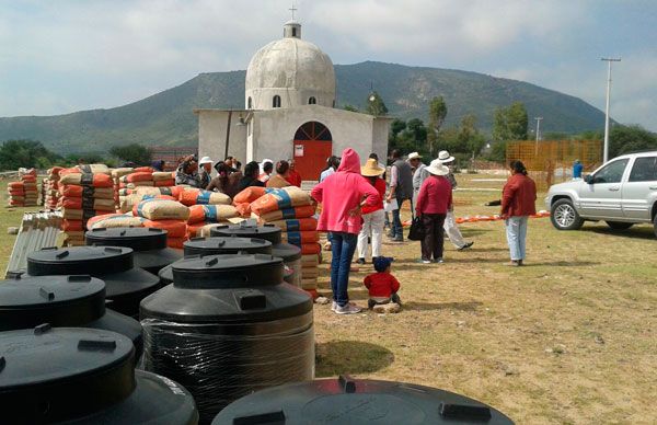 Familias antorchistas reciben apoyos a la vivienda