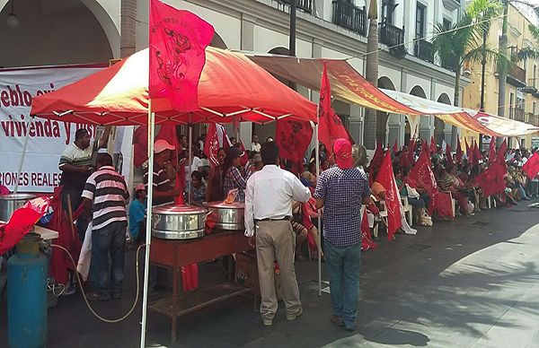 Antorchistas se manifiestan e instalan plantón   ante falta de obras por parte de Ramón Poo.