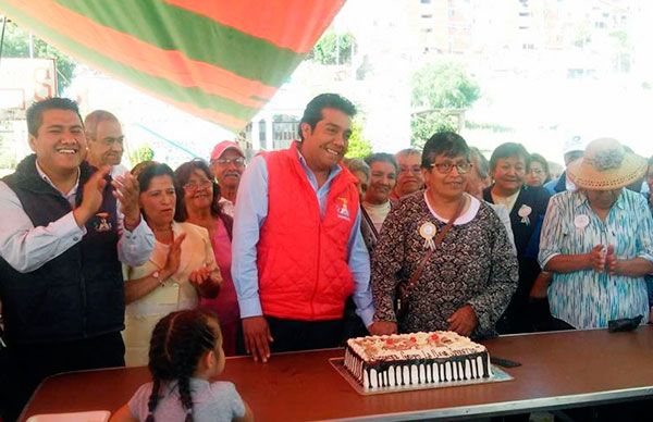 Festeja Antorcha a abuelitos de Ixtapaluca