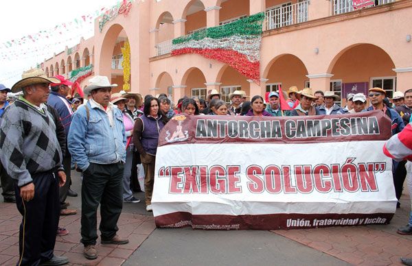 Campesinos de Villa Victoria exigen se cumpla con obras sociales