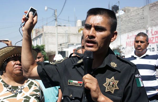 Policía municipal de Chimalhuacán entrega 120 alarmas vecinales