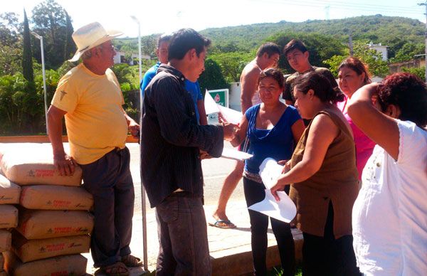 Entrega de cemento a Riveras en Chiapa de Corzo