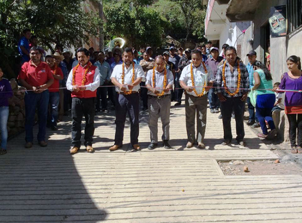 Inauguran pavimentación de tres calles en la comunidad de Ayotzinapa