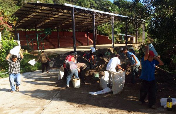 Realizan faenas para la construcción de cancha