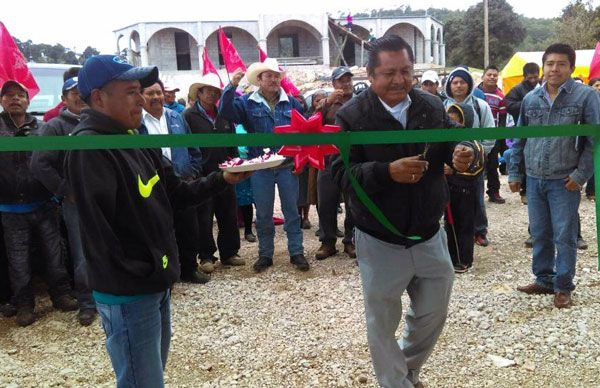 Inaugura Antorcha techado de cancha en Santa Lucía Monteverde