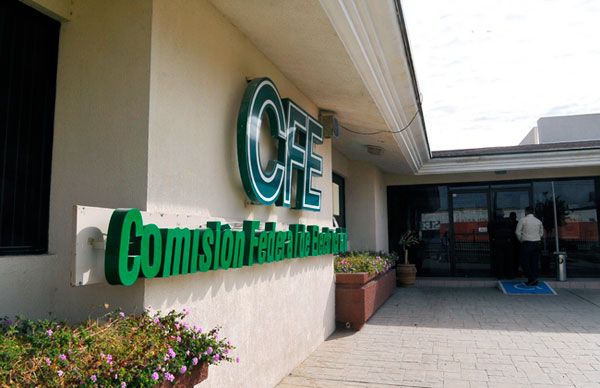 Se reúnen antorchistas con representante de CFE