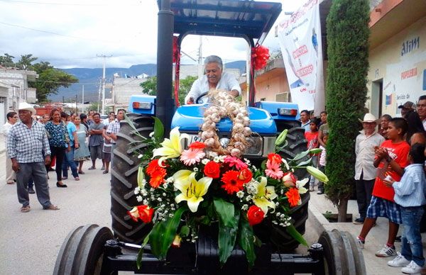 Entrega Edith Villa tractor a productores de ajo