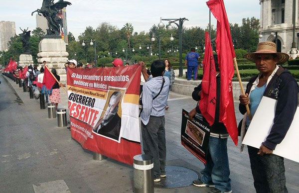 Guerrerenses realizan cadena humana en la ciudad de México