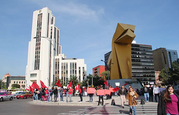 Protestan en la Torre del Caballito antorchistas veracruzanos