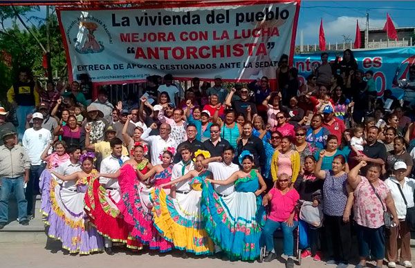 Reciben familias apoyos a la vivienda