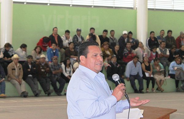 Reciben conferencia campesinos de Hidalgotitlán