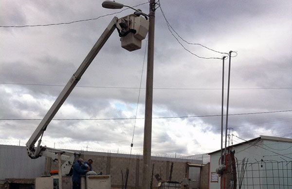 Logran vecinos luminarias para su colonia