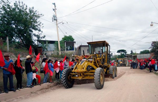 Inicia Antorcha modernización de carretera en la Sierra Sur