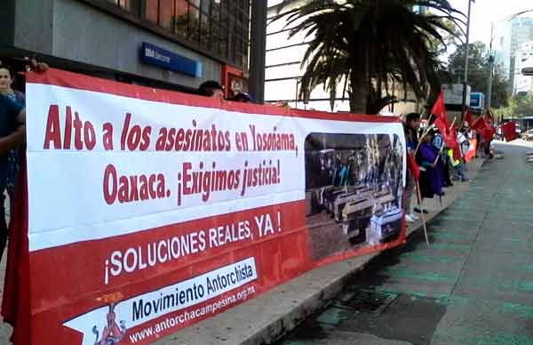 Antorchistas Oaxaqueños participan en cadena humana para exigir justicia social en México