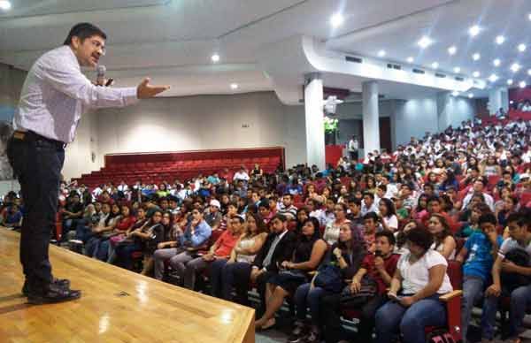 Estudiantes de la UANL se reúnen con Brasil Acosta Peña 