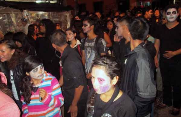  Participan estudiantes en festejos por el Día de Muertos 