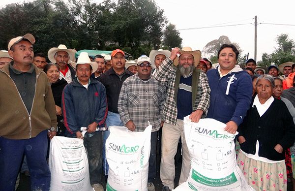 Entregan a campesinos apoyo de fertilizante