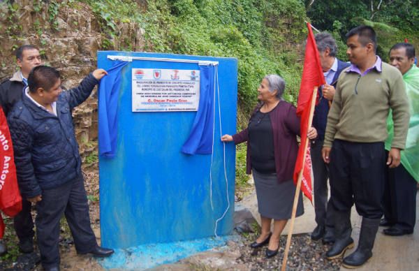 Inaugura Movimiento Antorchista pavimentación en Cuetzalan