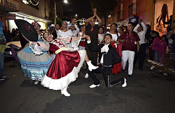 Con desfile navideño, escuela de bellas artes de Texcoco II promueve oferta educativa