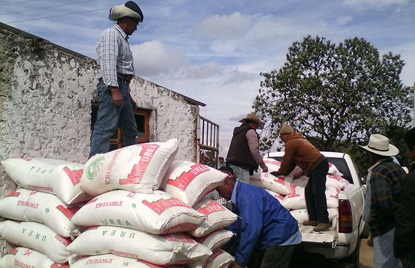 Antorcha entrega fertilizante a campesinos de Aculco.