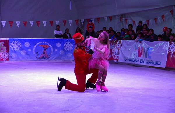 Inauguran pista de hielo en colonia popular por segundo año consecutivo