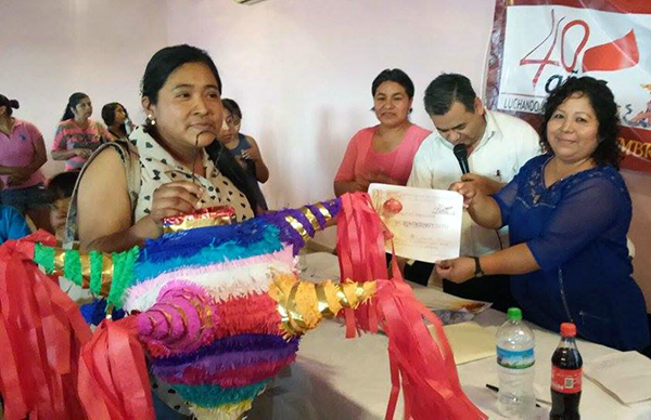 Entrega de becas, concurso de piñatas, compromiso de crecer,  Antorchistas de Matamoros