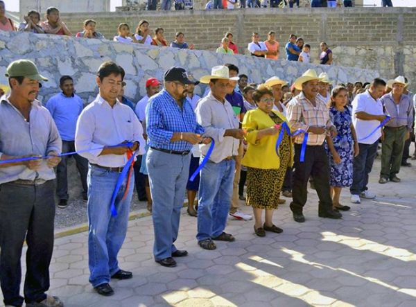 Llevan diputados antorchistas obras a Ahuatlán