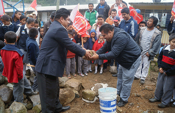 Continúa edil huitzilteco iniciando obras para la educación