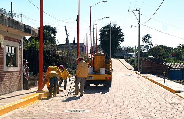 Logra Soraya Córdova adoquinamiento en Acuexcomac