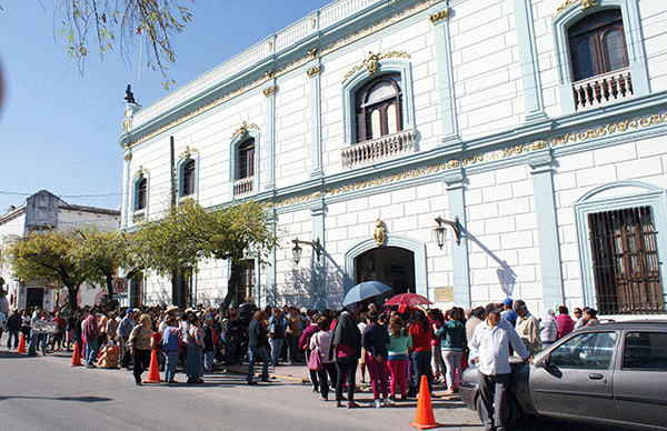 Antorchistas de Victoria se manifiestan en la Presidencia Municipal