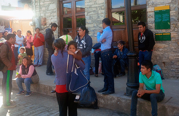 Por cuarta ocasión alcalde ignora a campesinos y estudiante