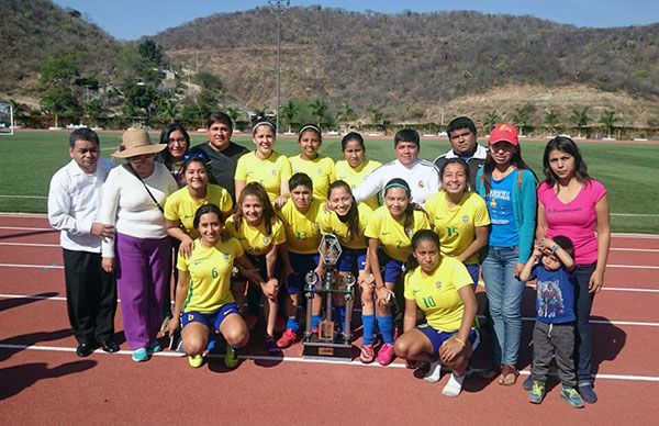 El equipo de fútbol femenil Chelsea subcampeonas en la XVIII Espartaqueada Nacional