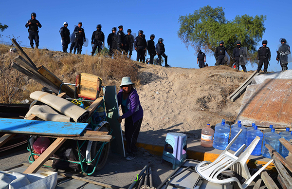 Gobierno desaloja con granaderos a 150 familias de sus predios