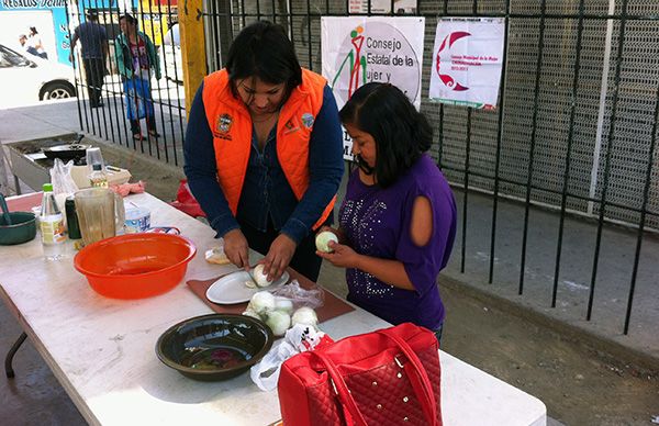 Mujeres chimalhuacanas aprenden técnicas para fortalecer su economía