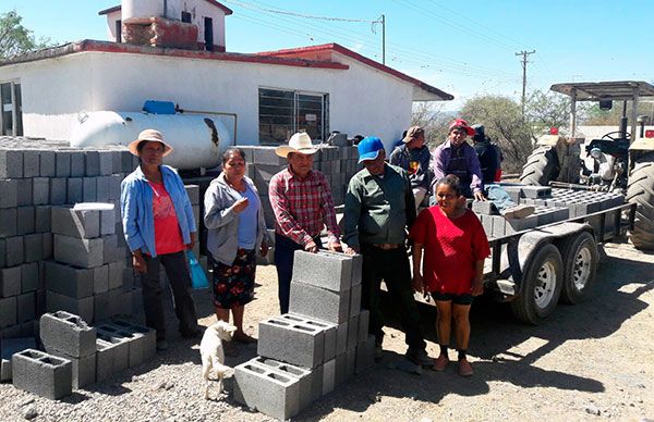 Edil antorchista entrega apoyos para vivienda en Armadillo de los Infante