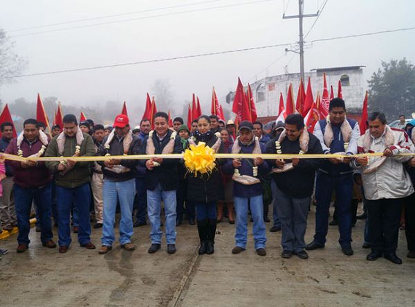 Inauguran pavimentación en Hueyapan, Puebla