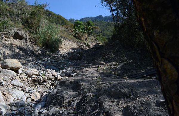 Habitantes de Tecuitapan exigen reubicación a autoridades