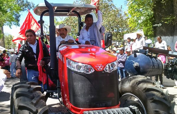 Diputado federal antorchista entrega tractores en Villa del Carbón