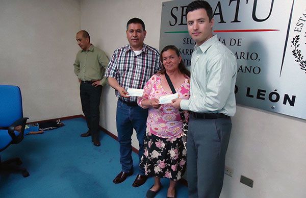 Entrega Delegado de Sedatu cheques de Empleo Temporal