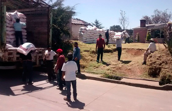 Movimiento Antorchista entrega fertilizante a campesinos de Jiquipilco