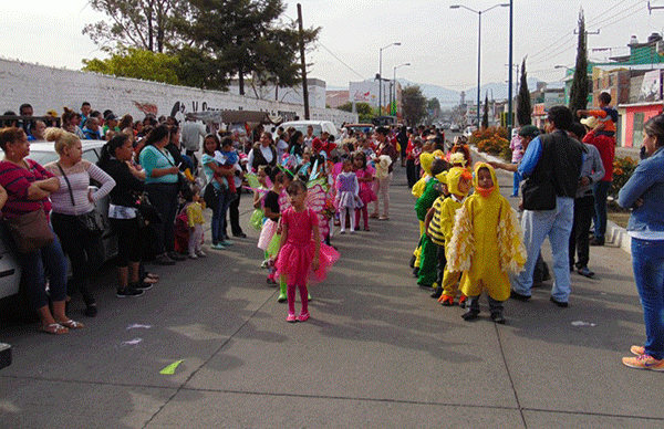 Rescatan tradición de desfile en la primaria Primero de Mayo, de Morelia