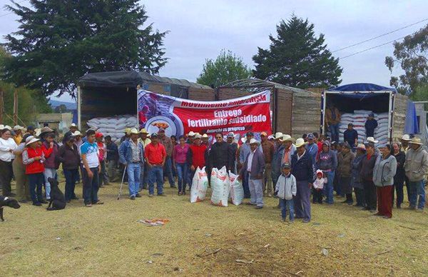 Entrega de fertilizante en San Pablo Autopan