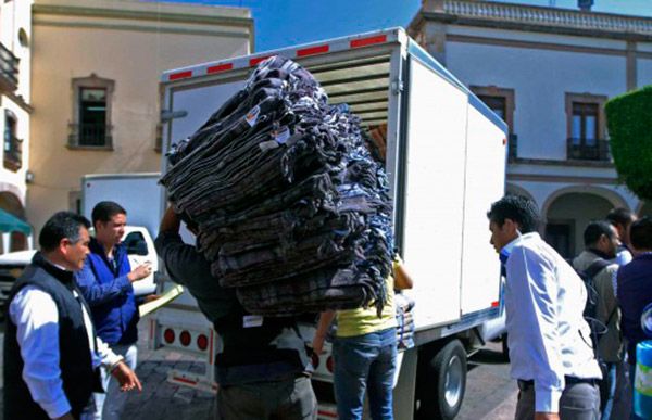 Reciben estudiantes colchonetas y cobijas