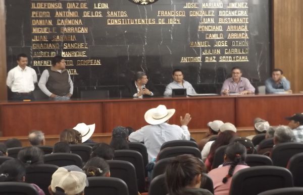 Campesinos de Villa de Arriaga se manifiestan en Palacio de Gobierno, piden ser escuchados